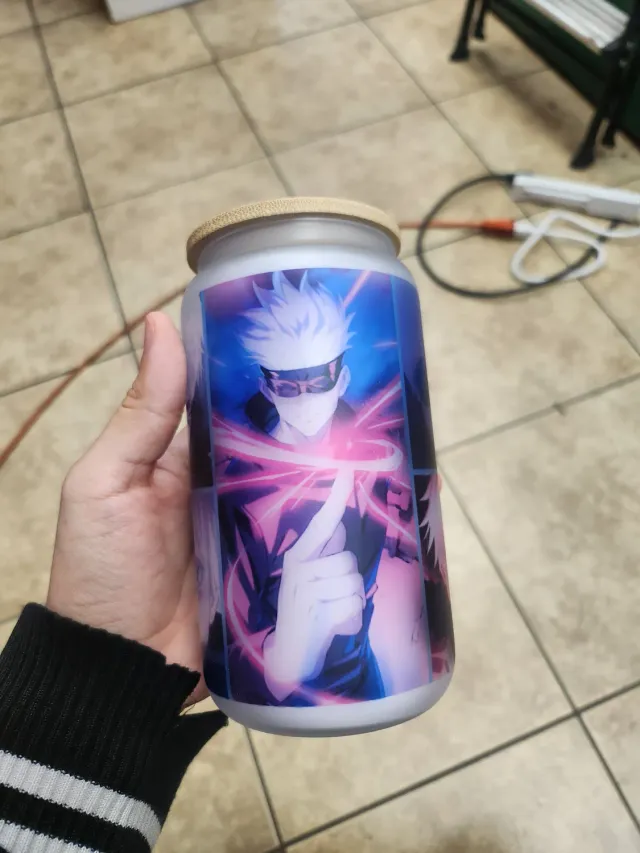 Anitaku JJK Gojo 16 oz glass med bambuslokk og sugerør