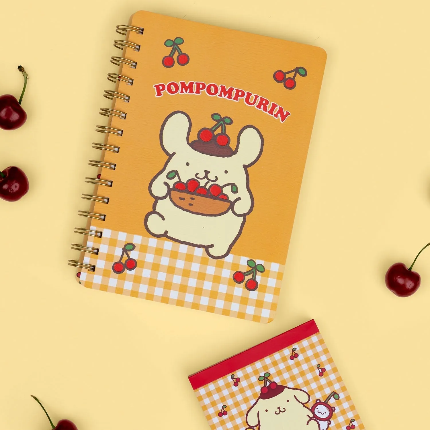 Pompompurin x Studio Oh! Cherries Agatha notatbok med klistremerker
