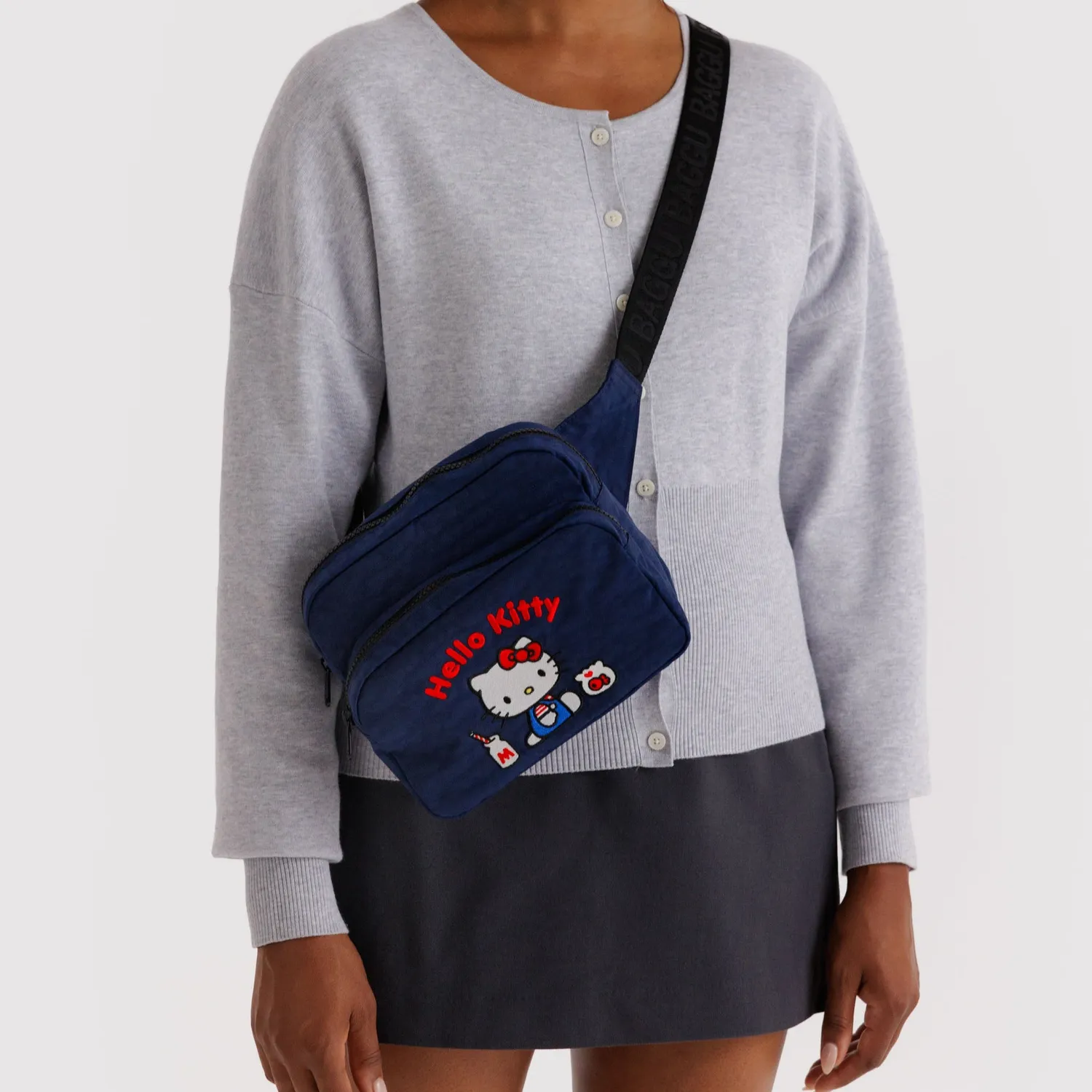 Hello Kitty x Baggu Classic Milk Bottle rumpetaske brodert