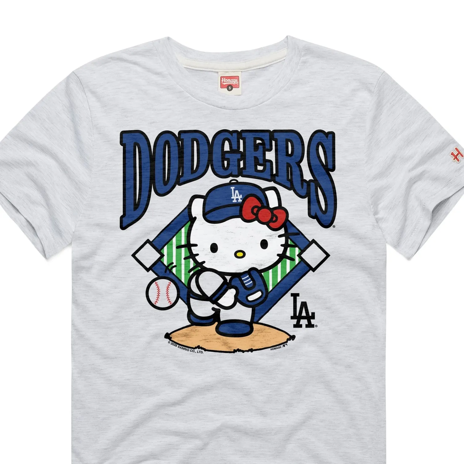 Hello Kitty x Los Angeles Dodgers First Pitch T-skjorte Ash XS–3XL