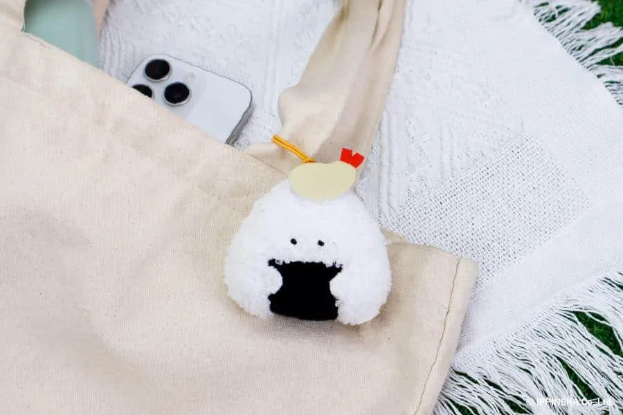 Fluffy Onigiri Plush Keychain Gacha plysjnøkkelring tilfeldig 5–6 cm