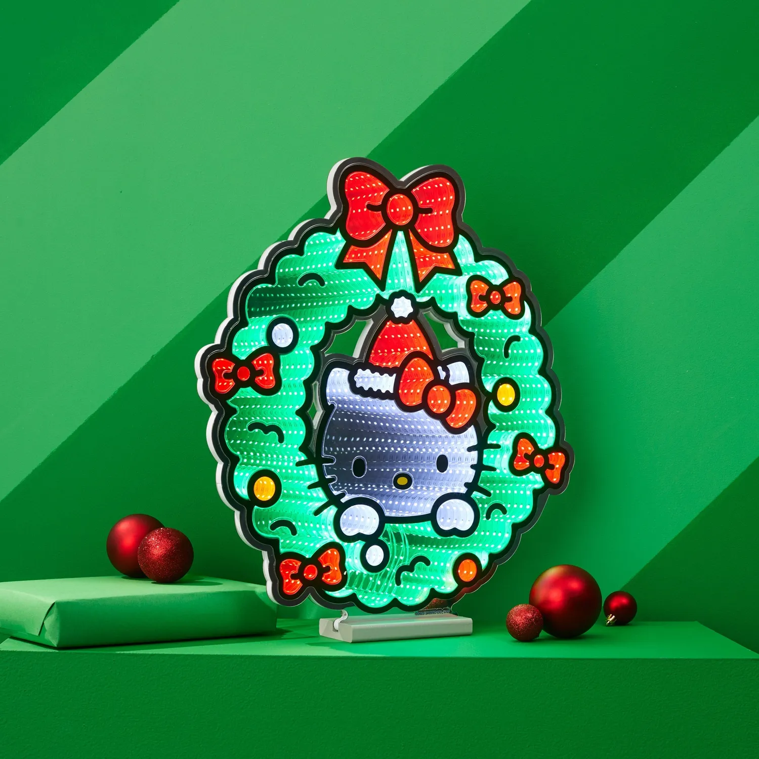 Hello Kitty 20" Holiday Wreath lysdekorasjon rød og grønn