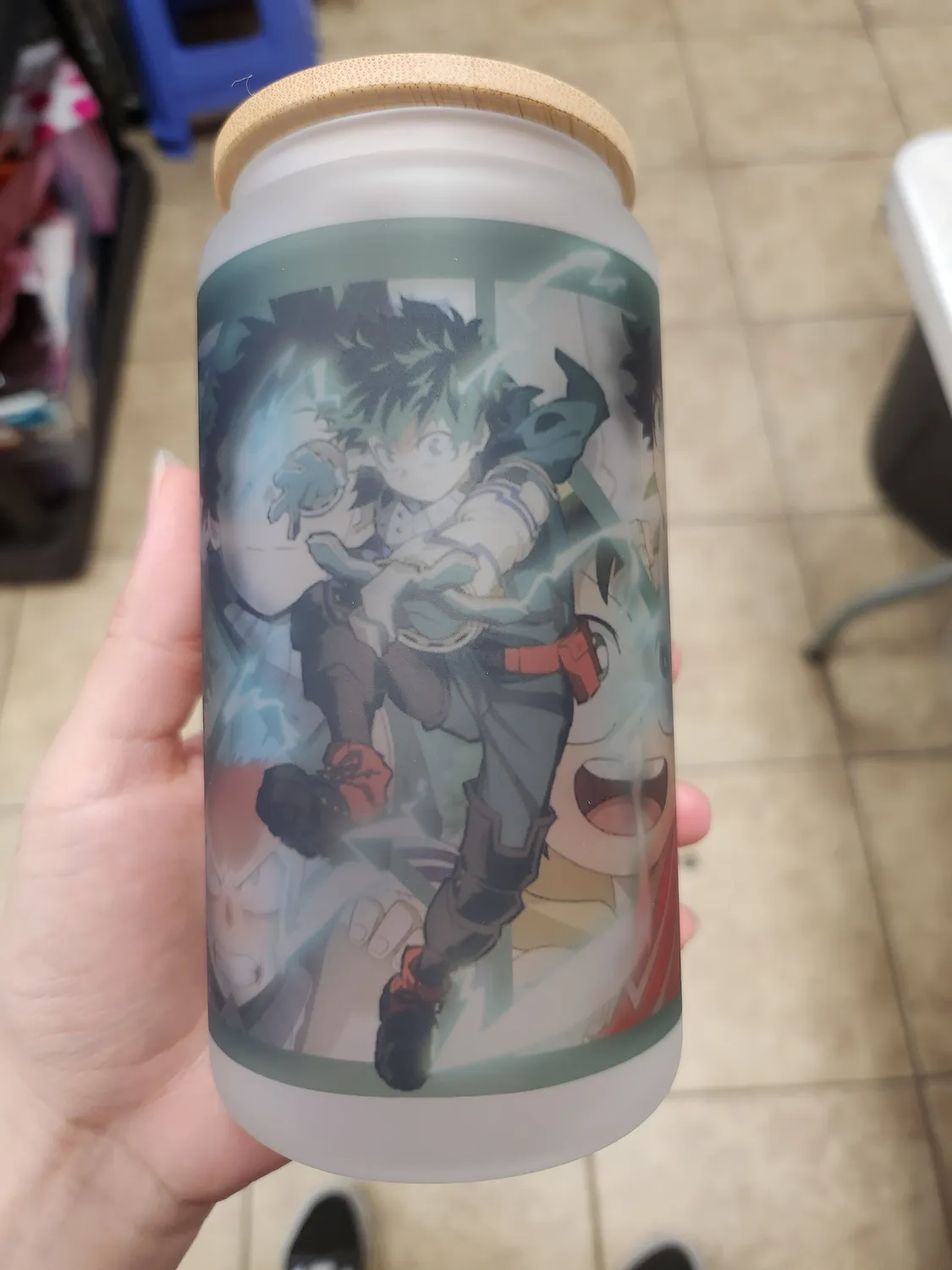 Anitaku Anime Hero Glass Can Tumbler – 473 ml med bambuslokk