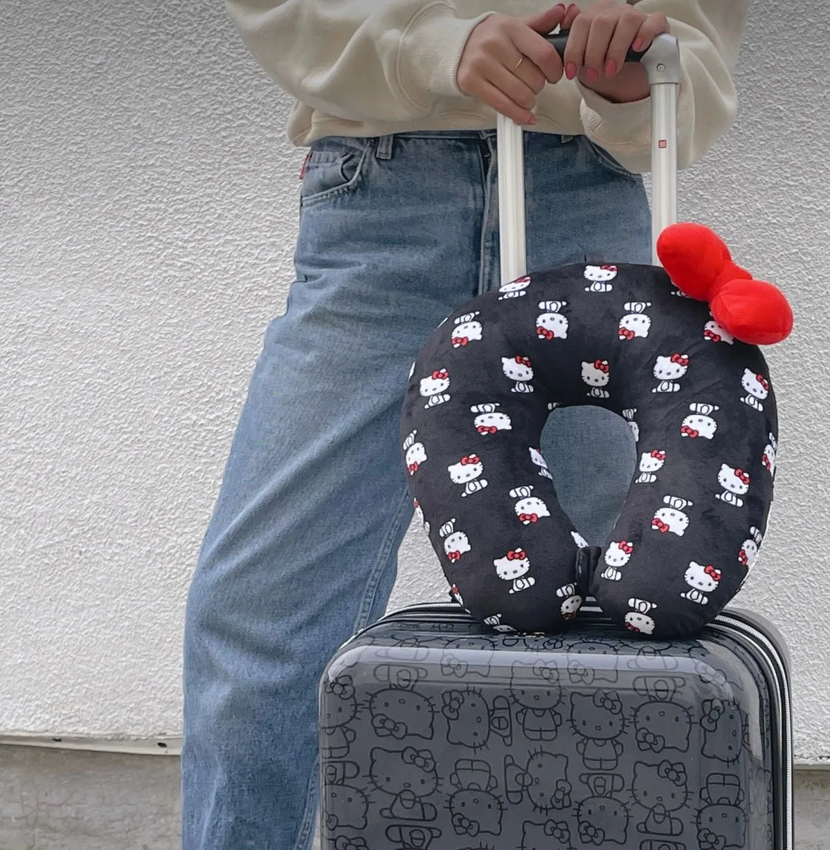 Hello Kitty x FUL Black Neck Pillow reisepute svart vaskbar