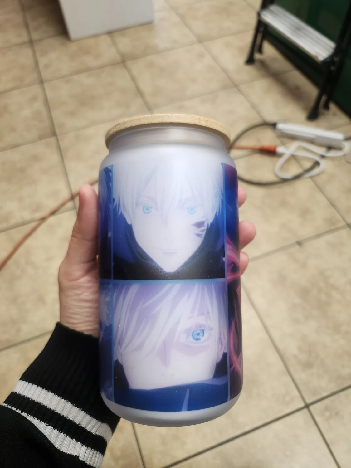 Anitaku JJK Gojo 16 oz glass med bambuslokk og sugerør