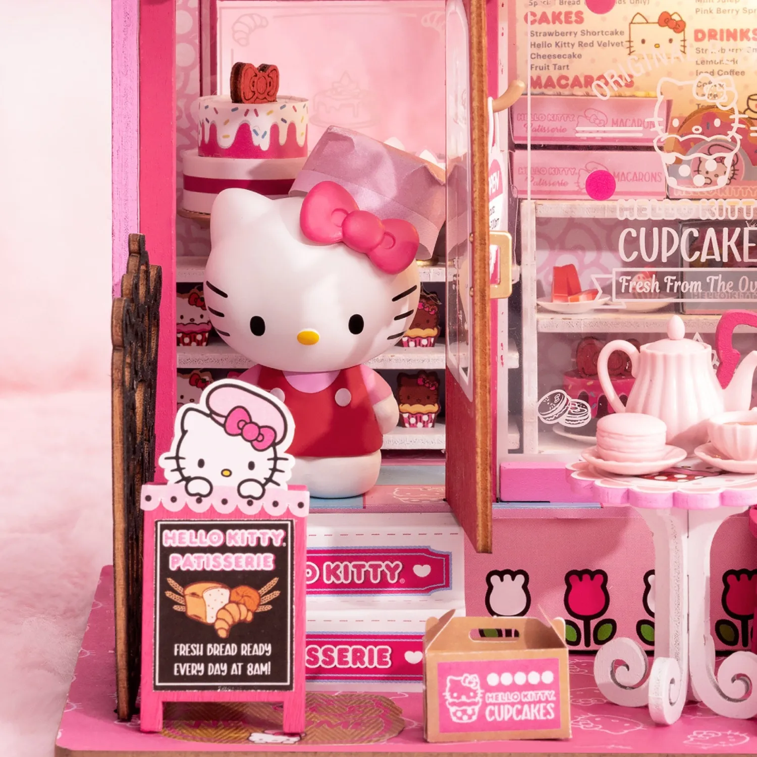 Hello Kitty Patisserie DIY miniaturehus med LED-lys
