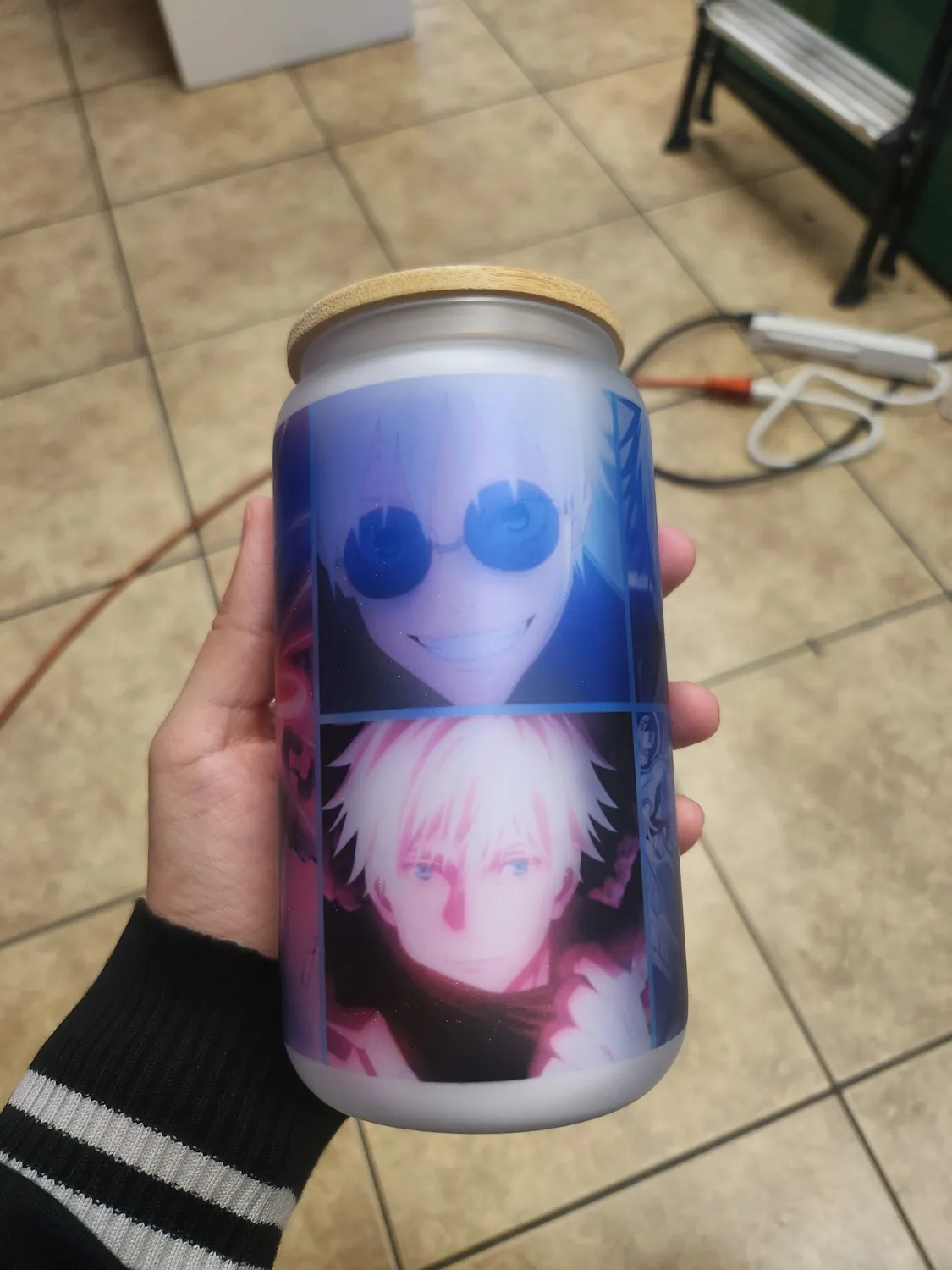 Anitaku JJK Gojo 16 oz glass med bambuslokk og sugerør